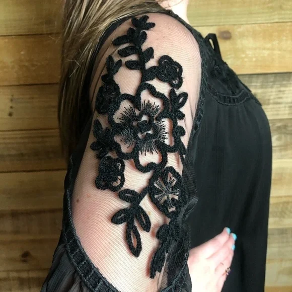 Hayden, Lace accented top,NWT - Picture 6 of 11